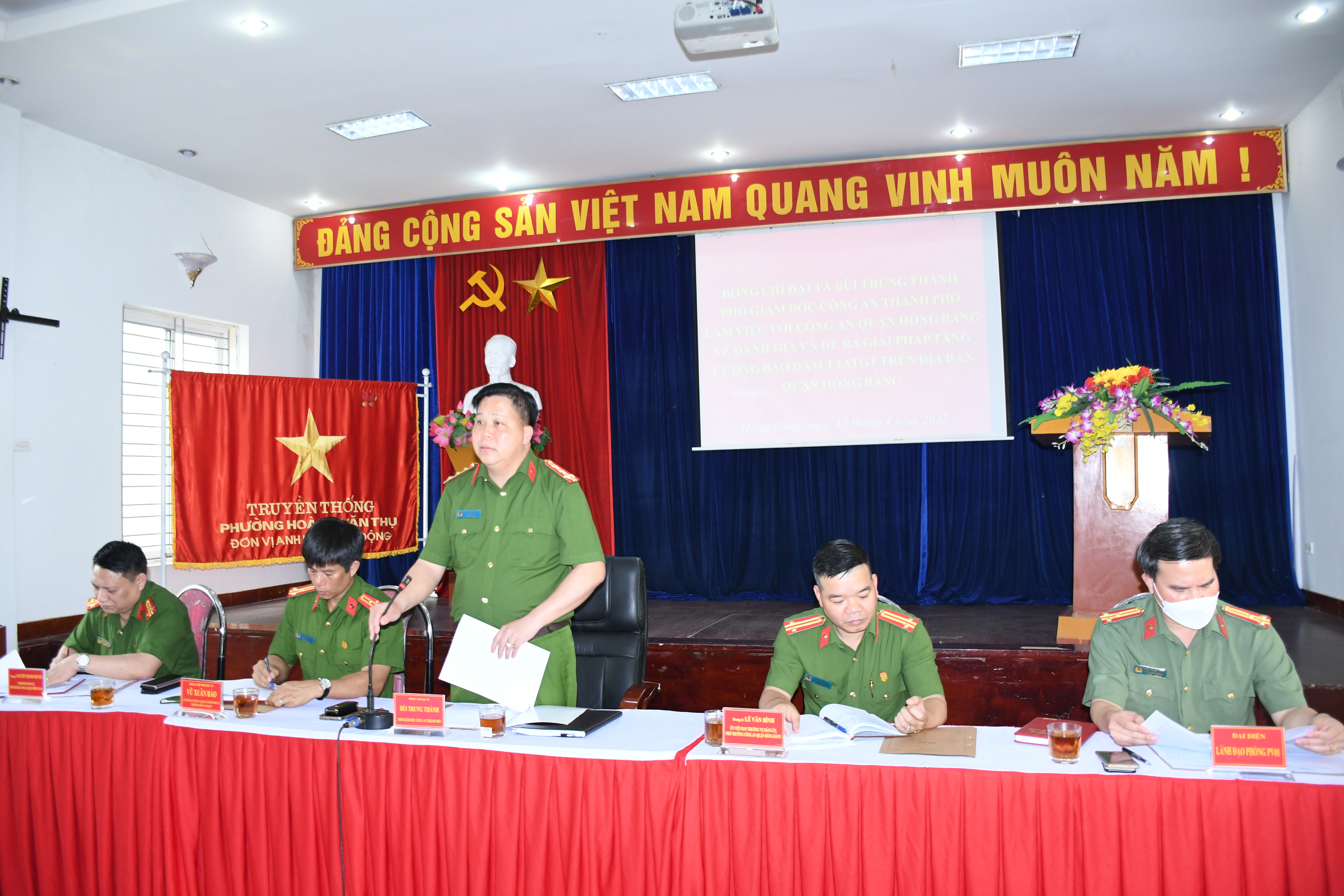 Đại tá Bùi Trung Thành - Phó Giám đốc CATP làm việc với Công an  quận Hồng Bàng